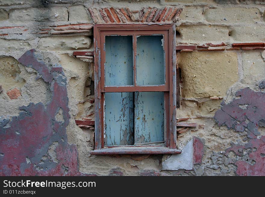 Uma casa em ruinas com uma pequena janela. Uma casa em ruinas com uma pequena janela