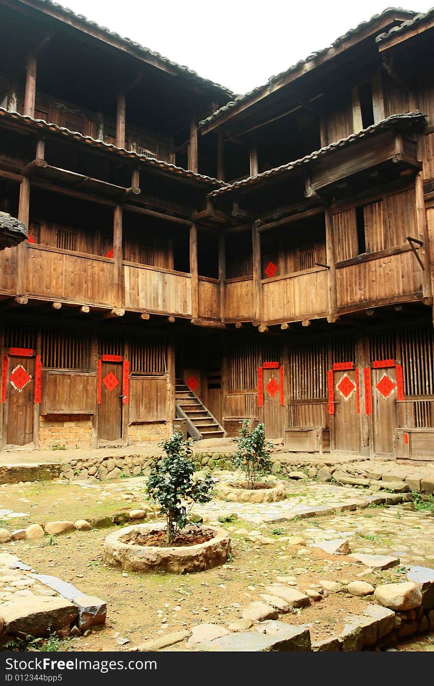 Fujian Tulou The Earth Tower of Hakka has a long history. As early as one thousand years ago, some of the original Hakka migrated and settled at the sparse Yongding area. In order to protect themselves against bandits and wild beasts, they used local materials to build tall, multi-storey circular earthen buildings where a whole family or clan could live in. These are the earth towers that we see today.