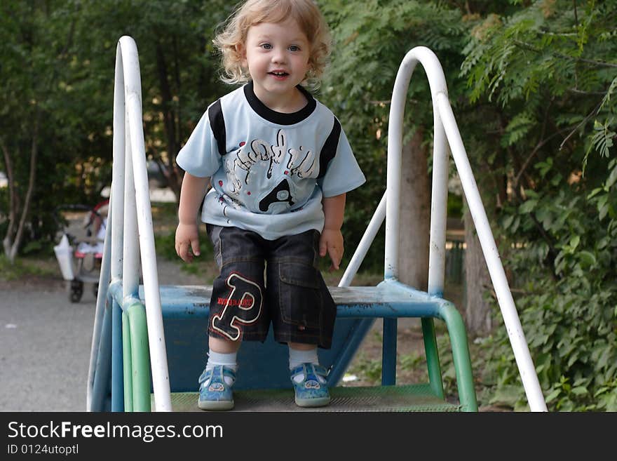 The little boy on the playgraund