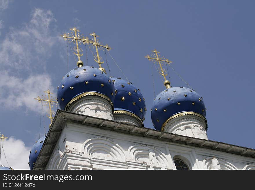 Onions of Church of the Kazan Mother of God in Kolomenskoye, Moscow, Russia. Onions of Church of the Kazan Mother of God in Kolomenskoye, Moscow, Russia.