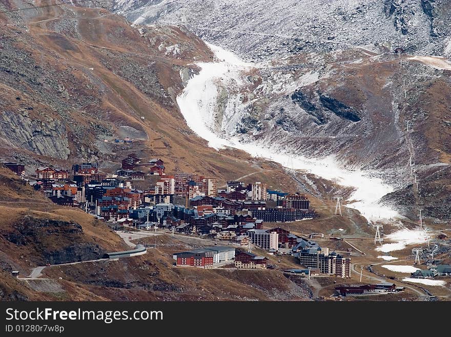 Begin of the winterseason in Val Thorens with artifial snow. Begin of the winterseason in Val Thorens with artifial snow