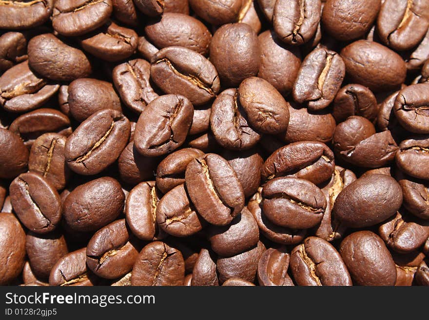 Overview of roasted coffee beans.