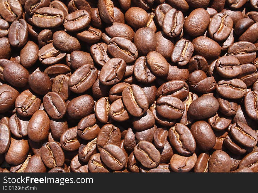 Overview of roasted coffee beans.