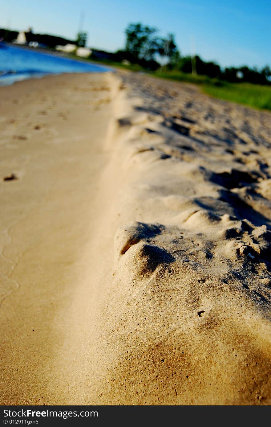 The small cliff leads the water back to the sea. The small cliff leads the water back to the sea.