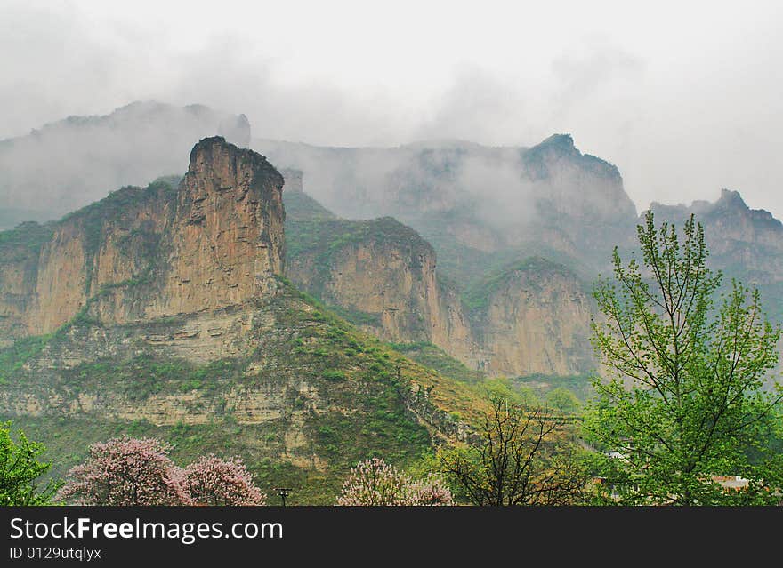 Clouds in the wind around the mountain scenery Tian Gui hill scene