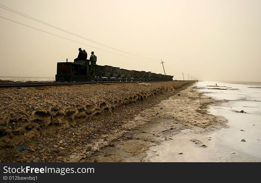 Caka Salt Lake, which has a mining history for more than 3000 years. Visitors can look around Salt Lake, but also see the mechanized salt mining operations.This is a world of salt, and we can smell the flavor of salt on board, ground, and even in air.