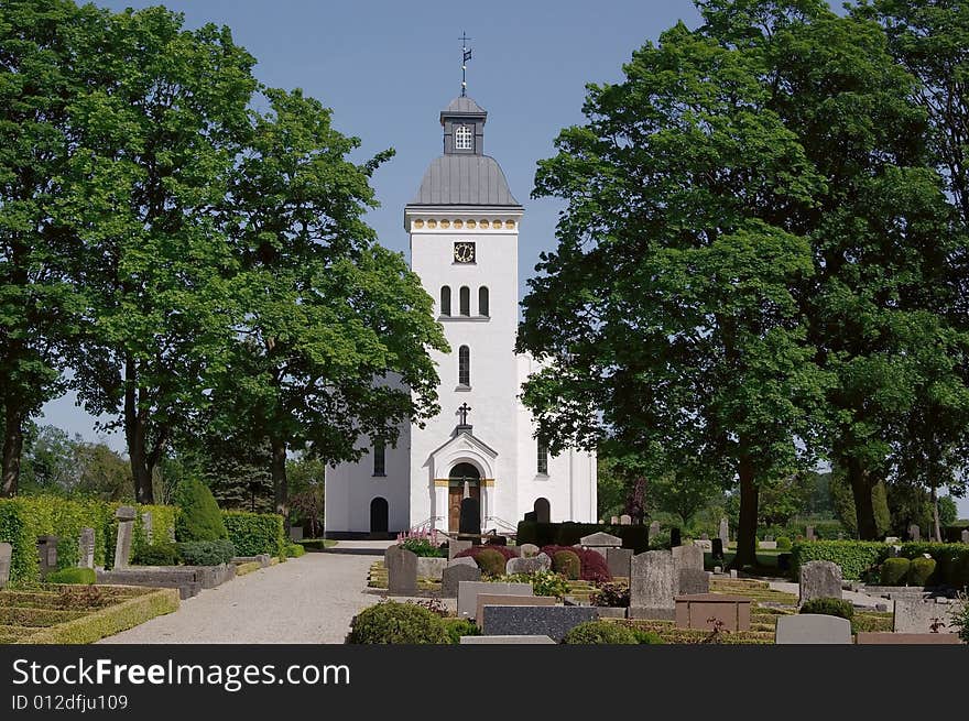 White church in pleasant surroundings