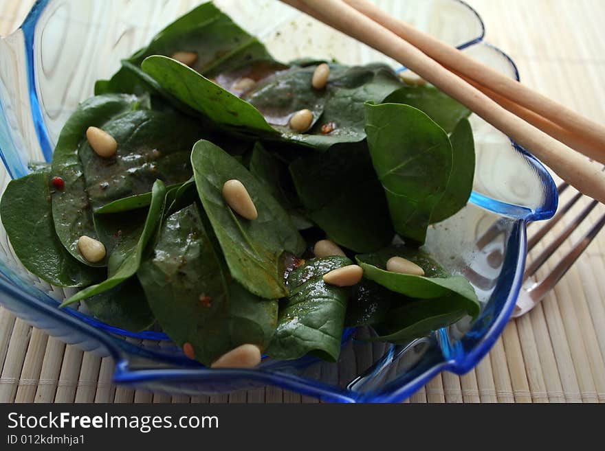 Salad of fresh spinach with pine corns