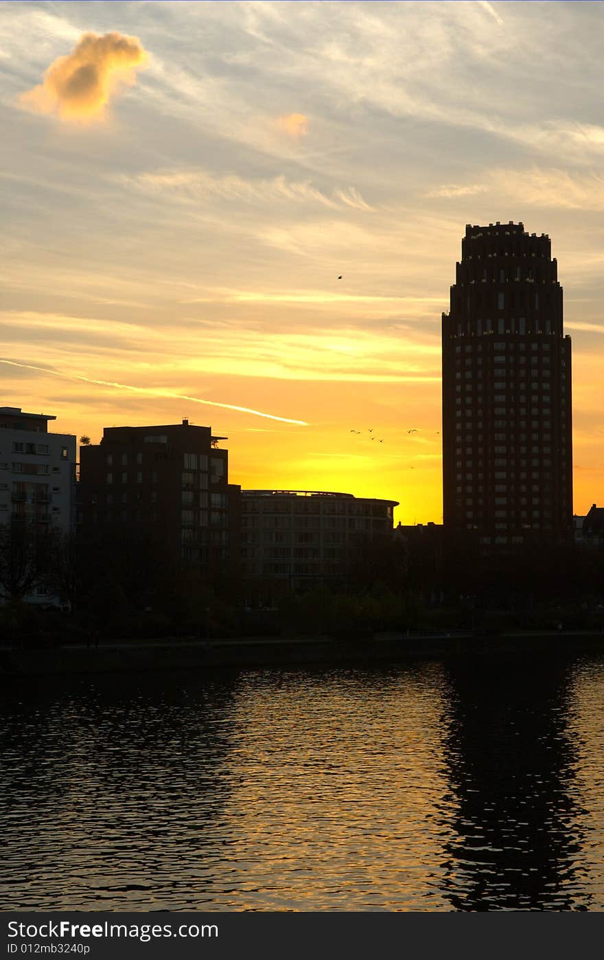 Sun putting in Frankfurt. (Germany). Sun putting in Frankfurt. (Germany)