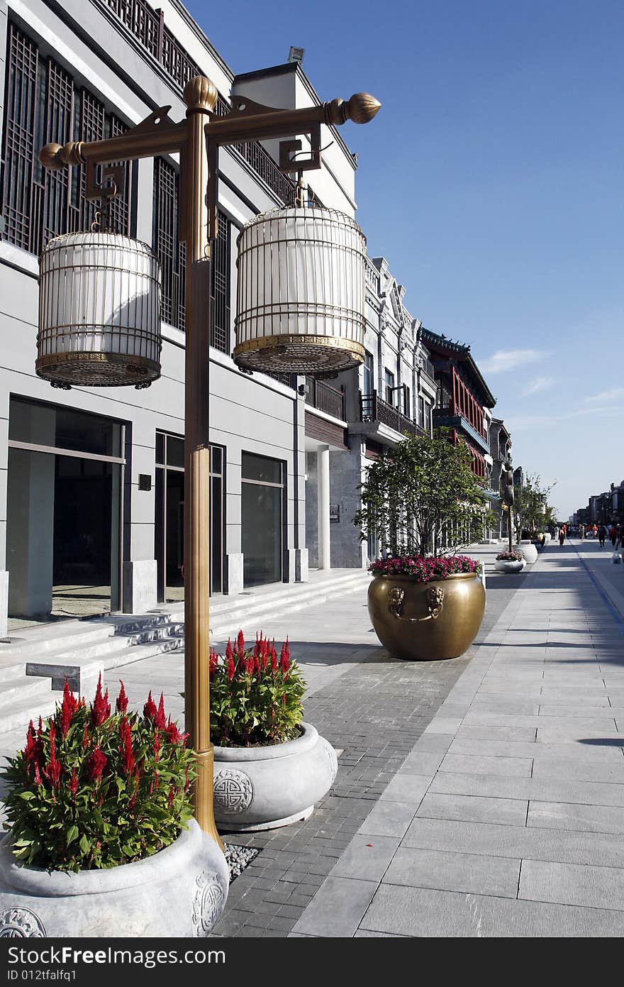 Here are the streets of Beijing Commercial Street. It is located in Beijing axis online, in the south of Tiananmen Square, is the most famous commercial street here. This is an ancient commercial street, with several hundred years of history.