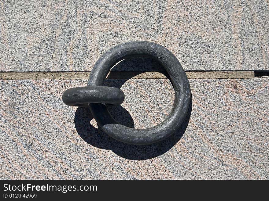 Mooring ring without ropes