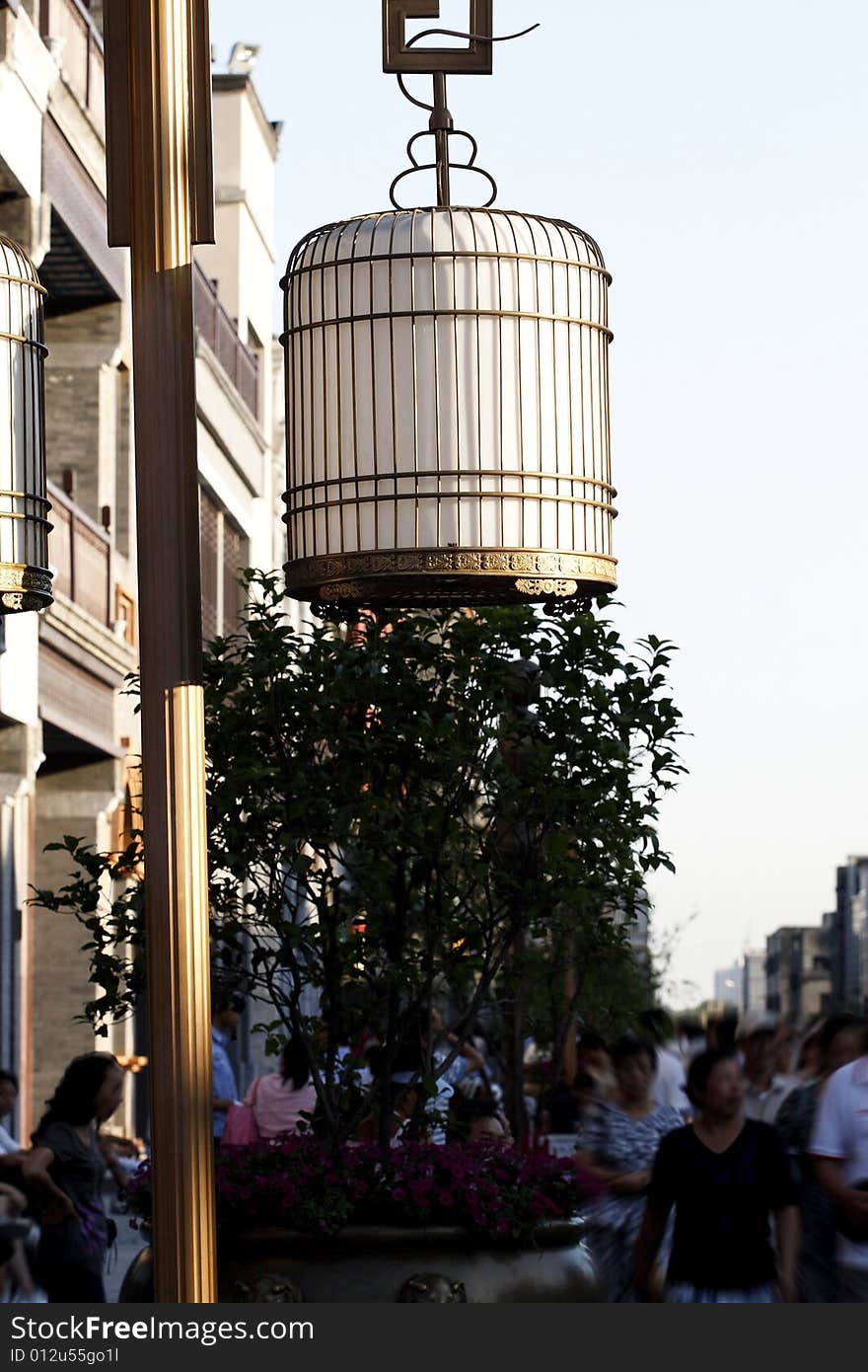 Here are the streets of Beijing Commercial Street and the shopping crowd.