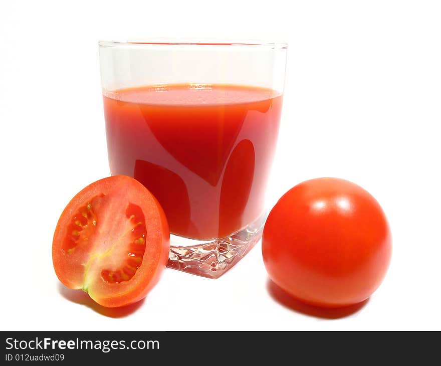 Detail tomato juice and halfed tomato