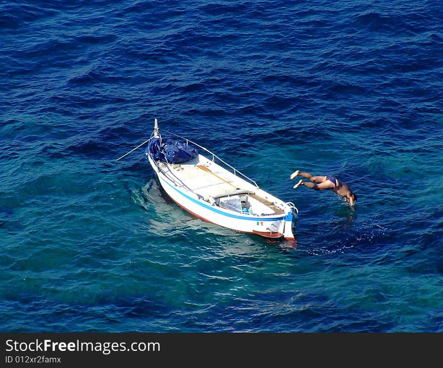 Uno scatto immortala un tuffo di un pescatore