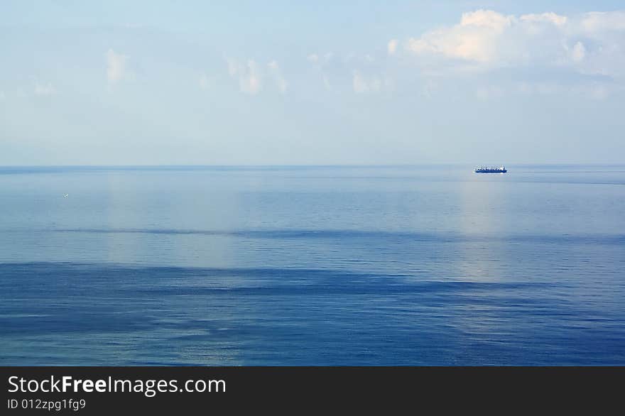 The ship is returning to cross the sea port. The ship is returning to cross the sea port