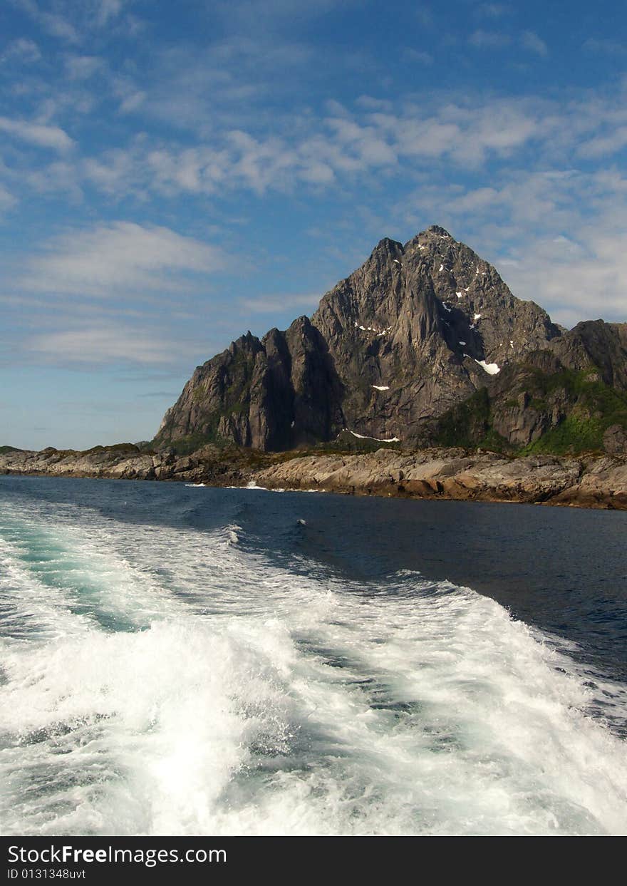 Circumnavigating Lofoten's islands, Norwegian arctic sea