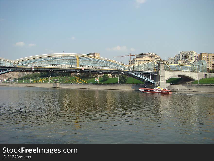 Bridge of Bogdan Khmelnitskiy or the Kiev bridge the steel arch foot bridge through Moscow - the river in Moscow