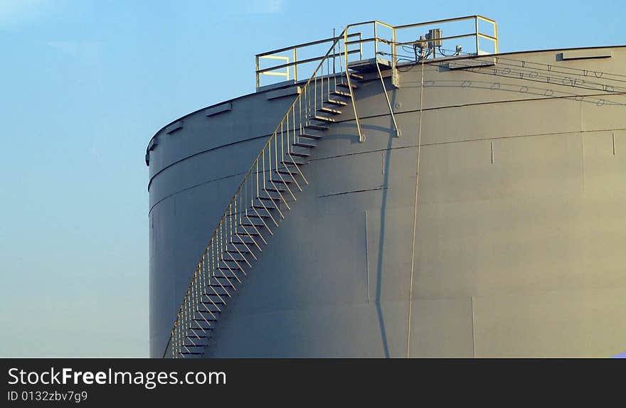 Oil tank with spiral steps