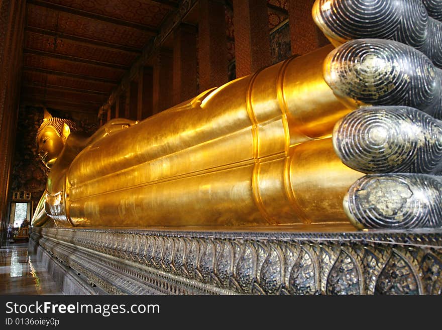 Recline gold buddha