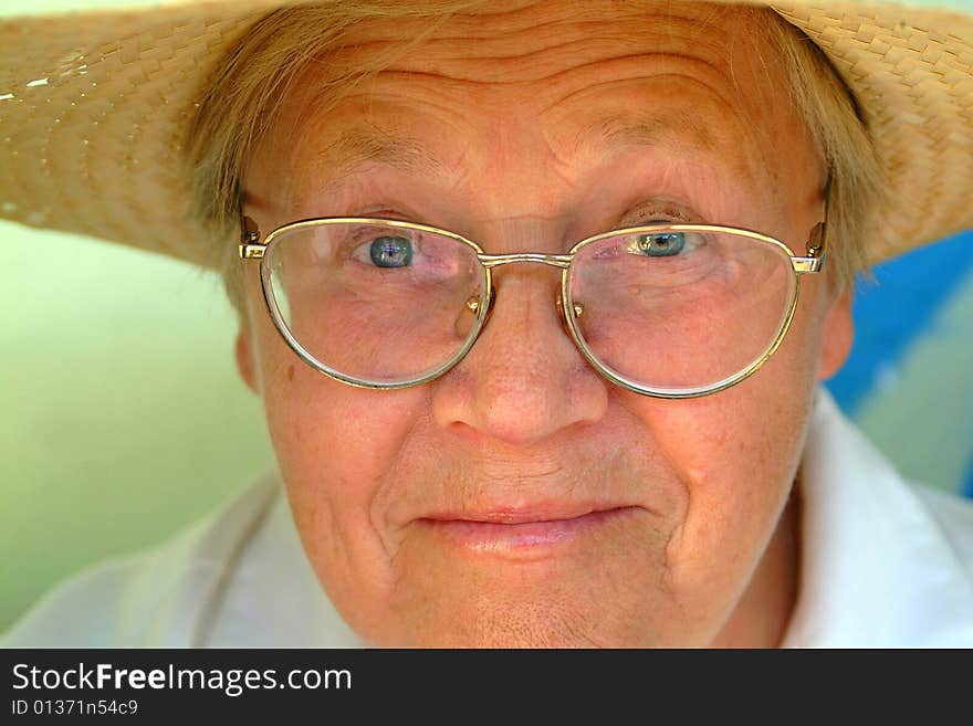 The dame in the straw-hat. The dame in the straw-hat