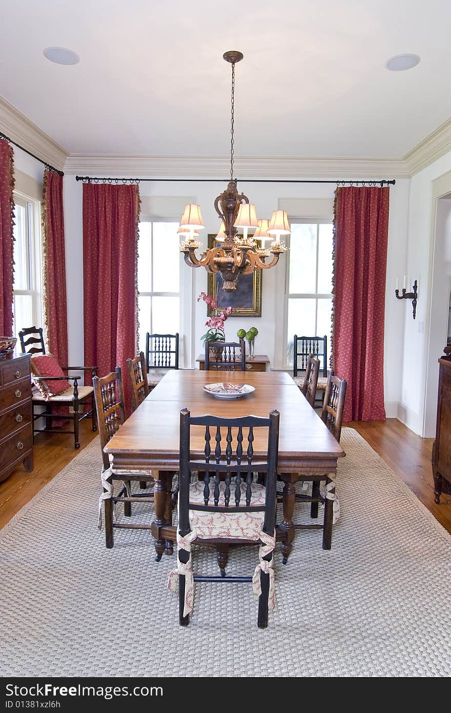 Elegant diningroom in well decorated house