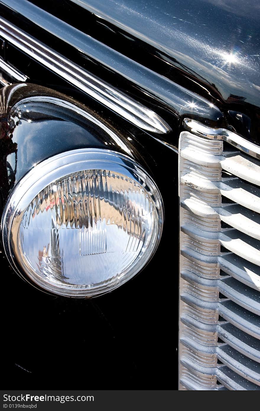 Lattice of a radiator and headlights of the ancien