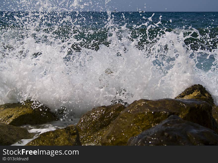 Waves of the sea wrecking about rockies