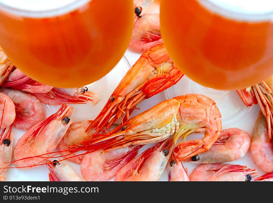 Beer and shrimps (prawns).