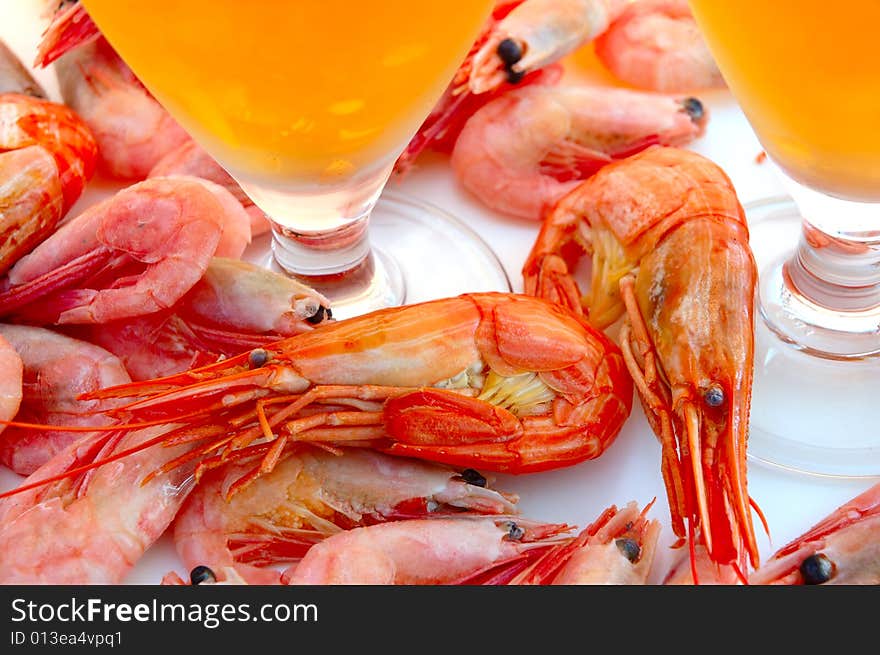 Beer and shrimps (prawns).