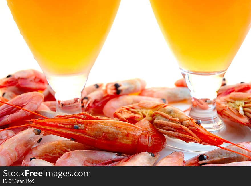 Beer and shrimps (prawns).