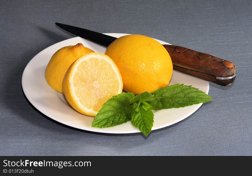 Cut Lemon And Mint