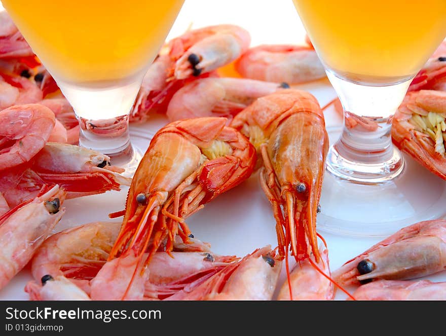 Beer and shrimps (prawns).