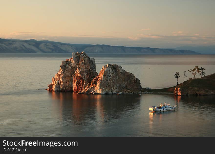 Tourist's ship go around shaman's rock