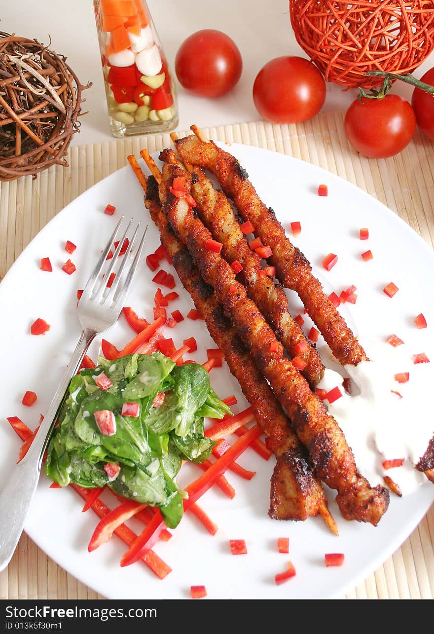 A decorativ dinner of meat and salad