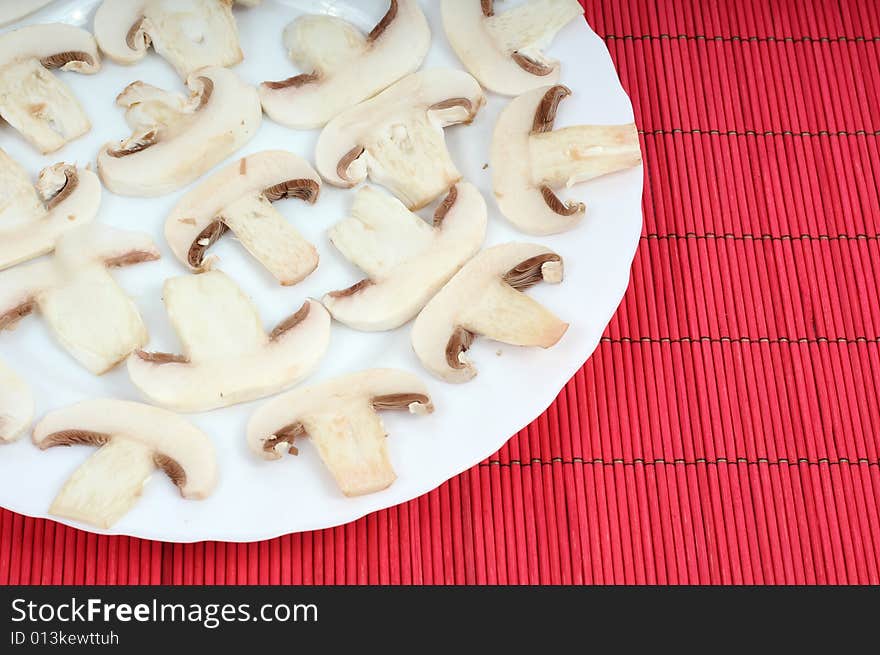 Image of sliced champignons on plate