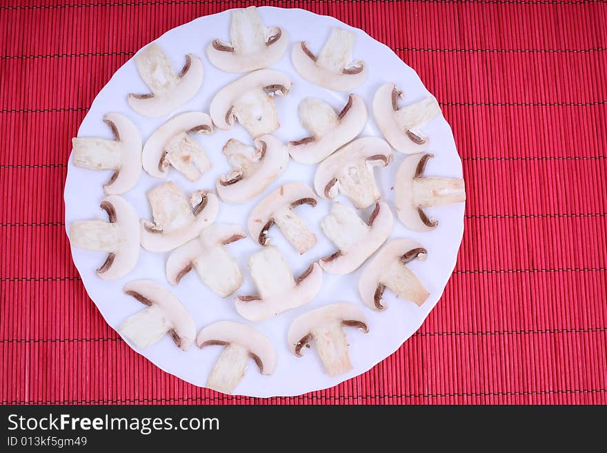 Image of sliced champignons on plate