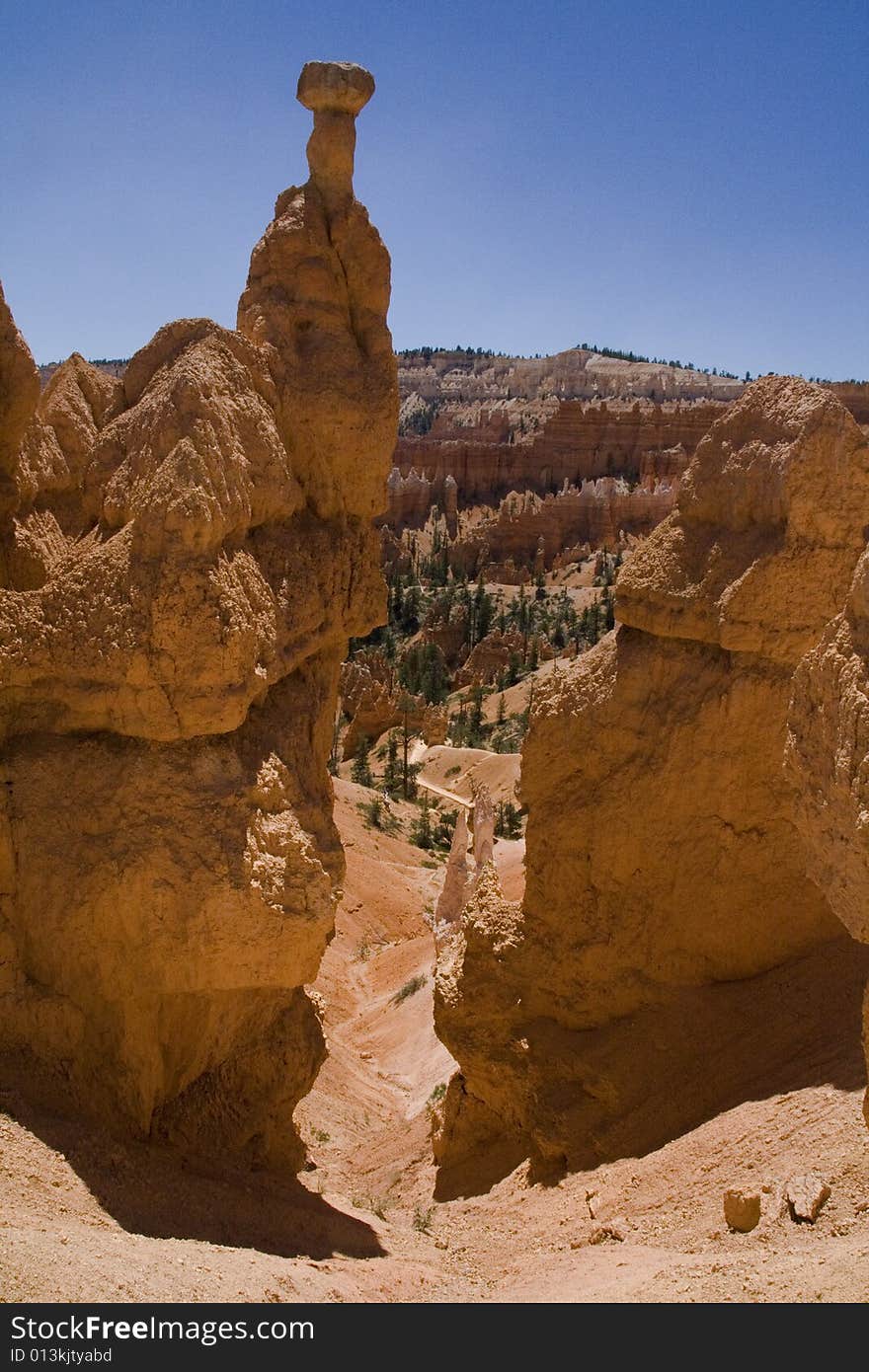 A balancing rock on a spire at Bryce Canyon