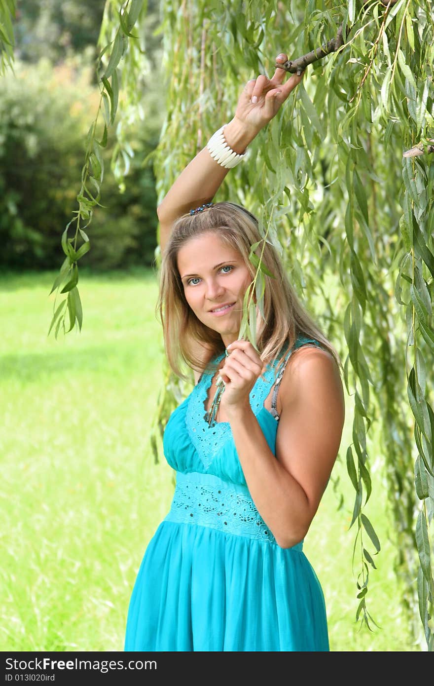 Beautyful blond girl in park