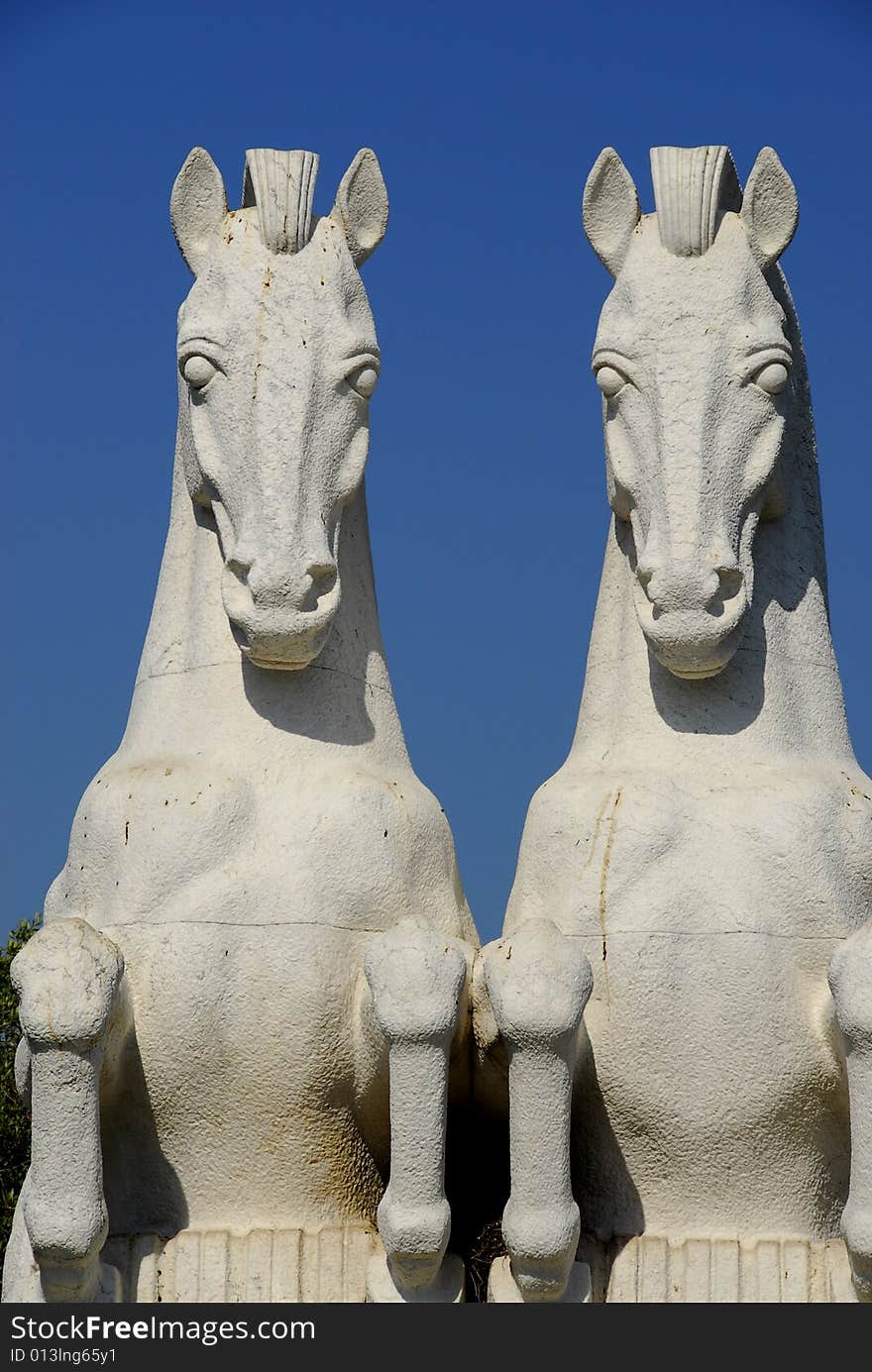 Horses statue in Jeronimos Garden