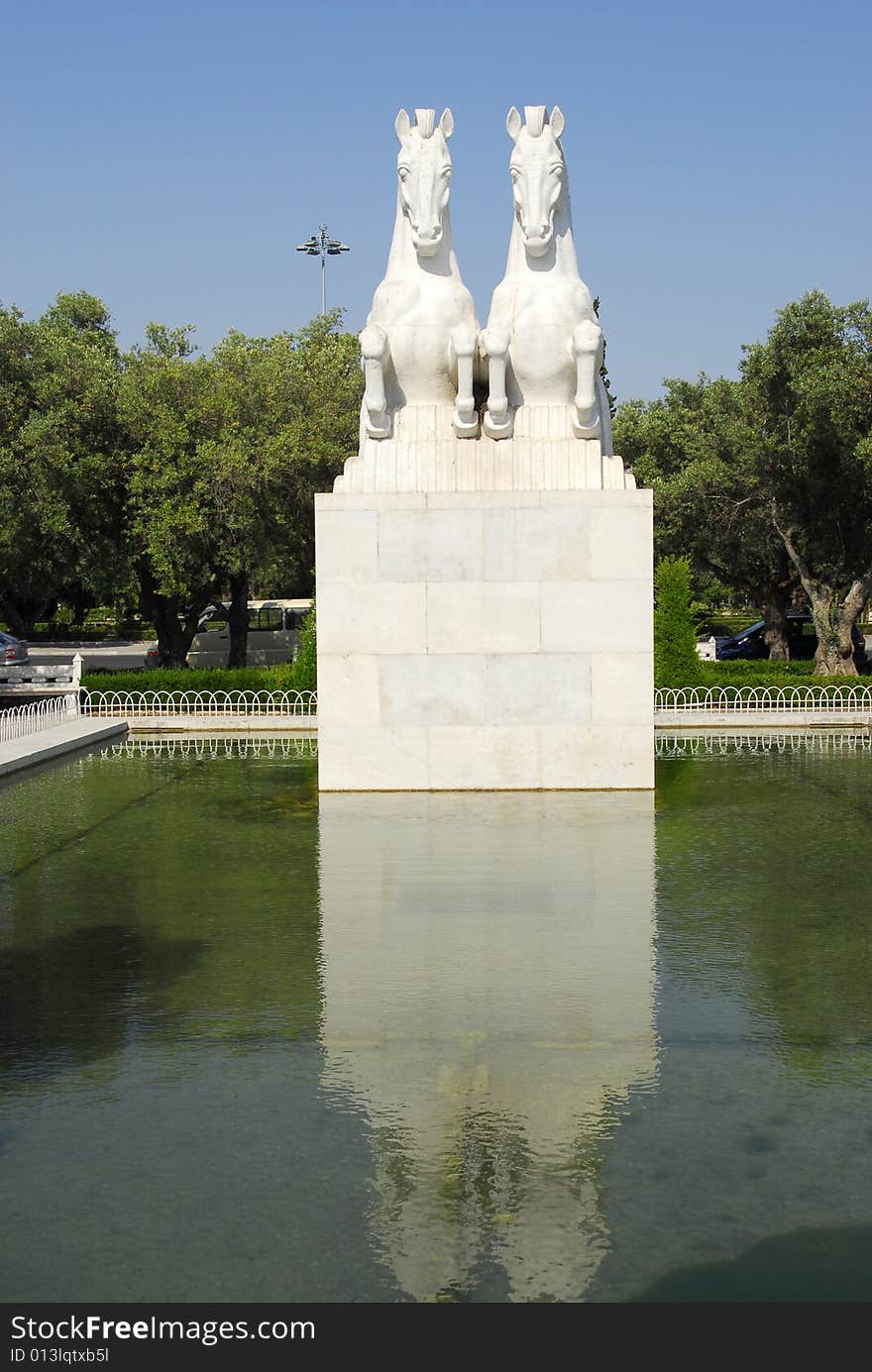 Horses statue in lagoon Jeronimos Garden