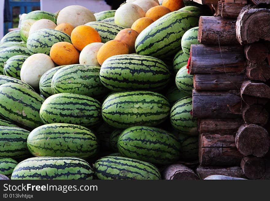 The melon on the ground of sinkiang .