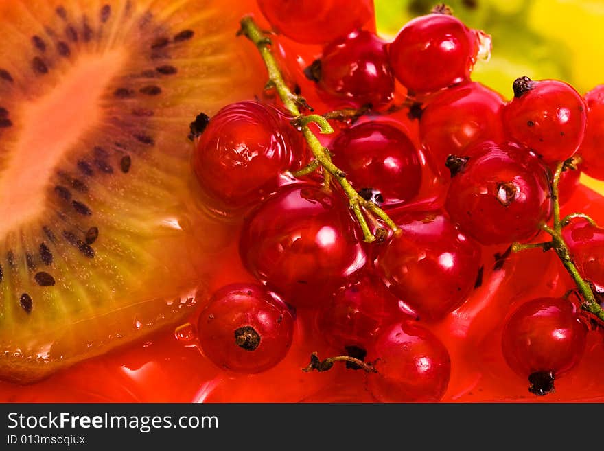 Red currant and kiwi on a celebratory pie