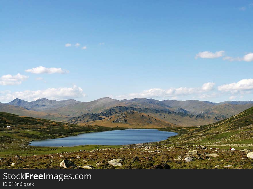 The lake in the mountains of sinkiang .