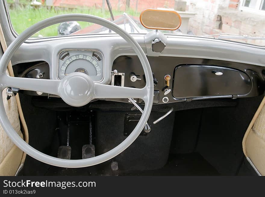 Steering wheel and dashboard