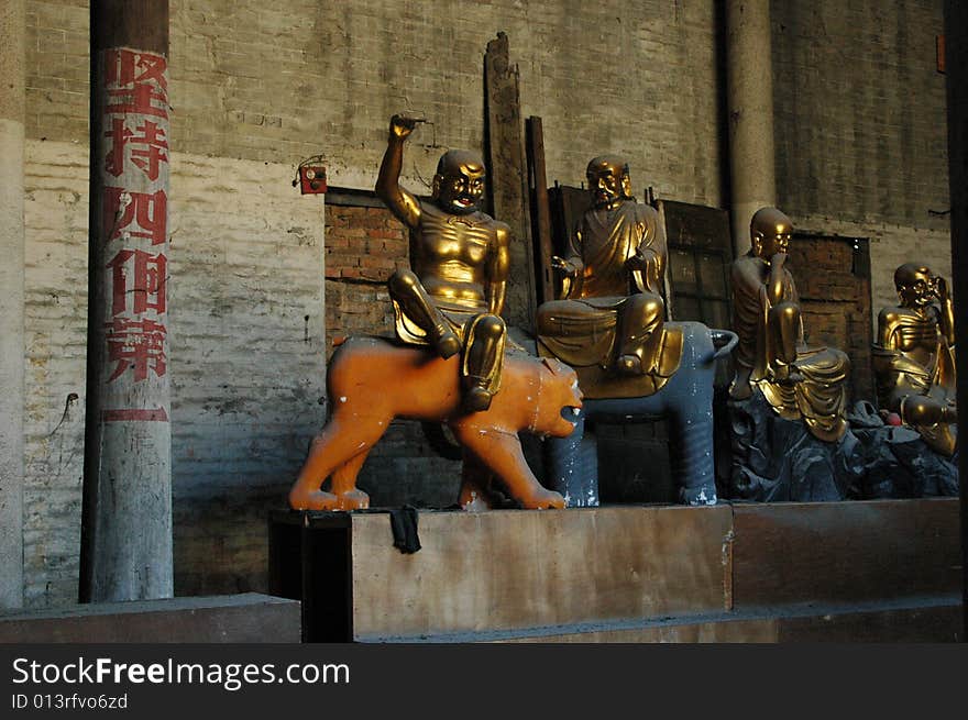 The colorful statues in an Chinese ancient building which built hundred years ago for  dignitaries . The colorful statues in an Chinese ancient building which built hundred years ago for  dignitaries .