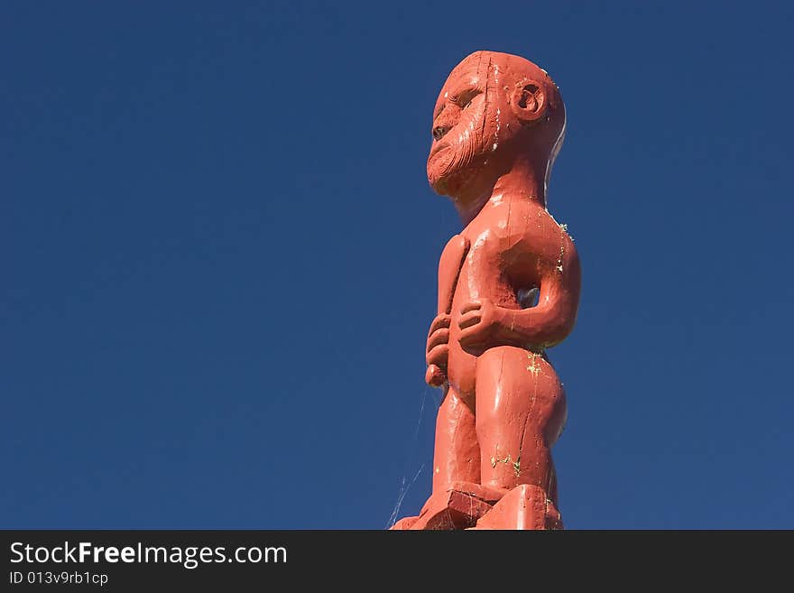 It shows the top of a maori convention house called Marae. It shows the top of a maori convention house called Marae.