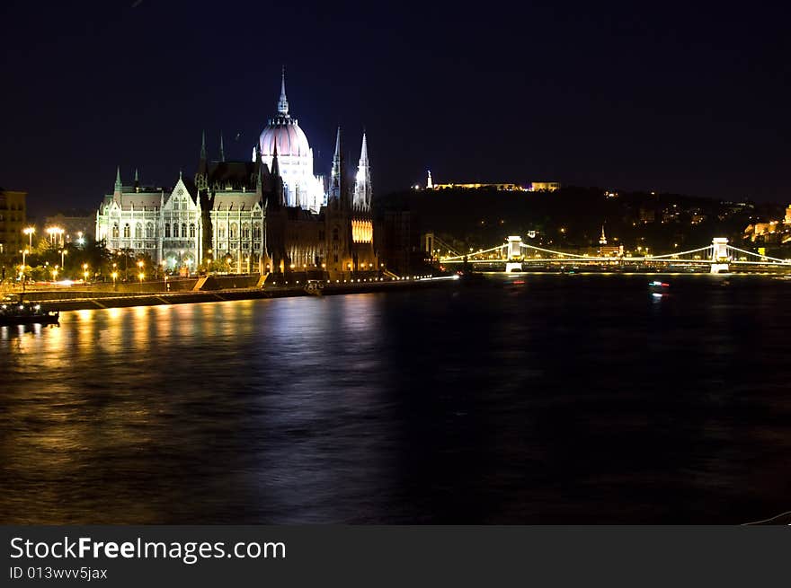 Night photo of parliament in Budapest