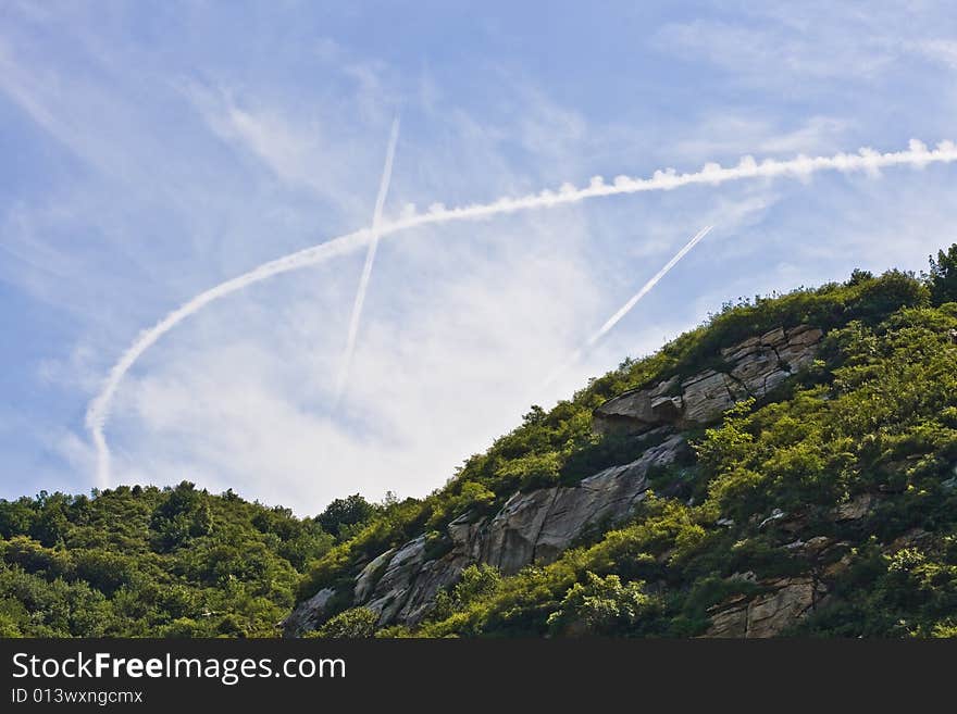 Freash air,clear atmosphere，green mountain，nice sky. Freash air,clear atmosphere，green mountain，nice sky