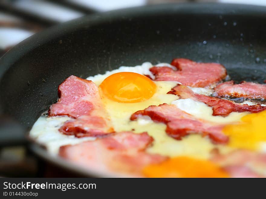 Fried bacon with eggs