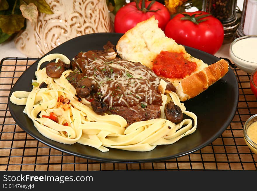 Thin slices of sirloin saut�ed with onions and peppers with creamy brown gravy and mushrooms. Thin slices of sirloin saut�ed with onions and peppers with creamy brown gravy and mushrooms.